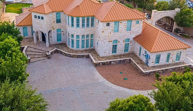 Island Dreams! Tropical 4-bedroom house with amazing backyard