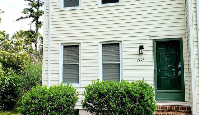 Island Escape - Townhouse - Enclosed back porch. NO LINENS