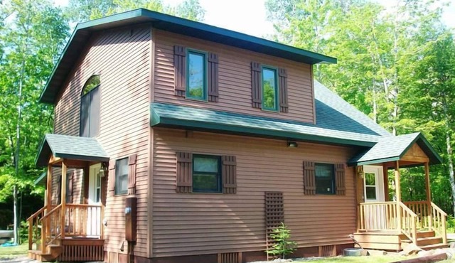 Island Fox - Home nestled in the Woods with Screened-in Porch!