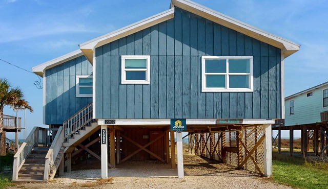 Island Gem on the Water With Private Dock, Large Deck, Gas Grill & WiFi - Dogs OK