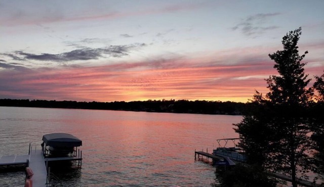 Island Get Away – Lakefront Cottage on Beautiful Diamond Lake with Private Beach