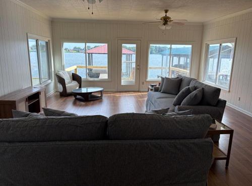 Island getaway 11 beds 4 bedrooms