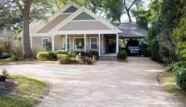 Island Getaway with Hot Tub Short Walking Distance to Village Pier-Dog Friendly