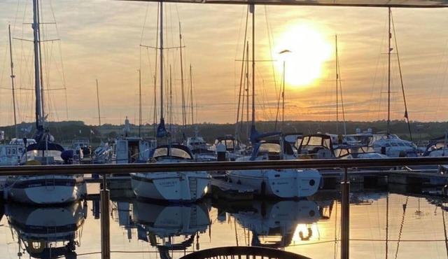 Island Harbour Houseboat