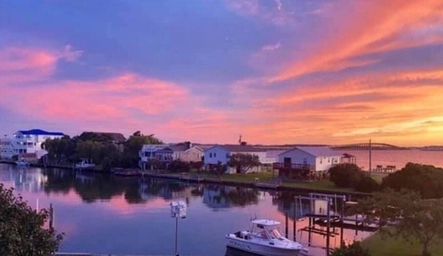 Island Haven - Hot Tub & Beautiful Water Views