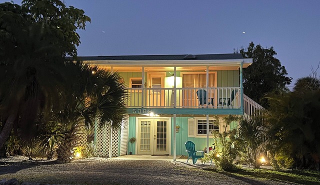 Island Home: 3-bedroom apartment in Bokeelia with hot tub, AC, water views, bbq