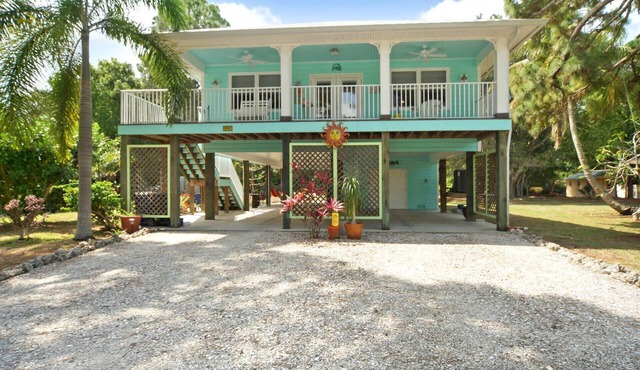 Island Home within the Pines and Palms; Kayaks, Bikes, and Inviting Porches~