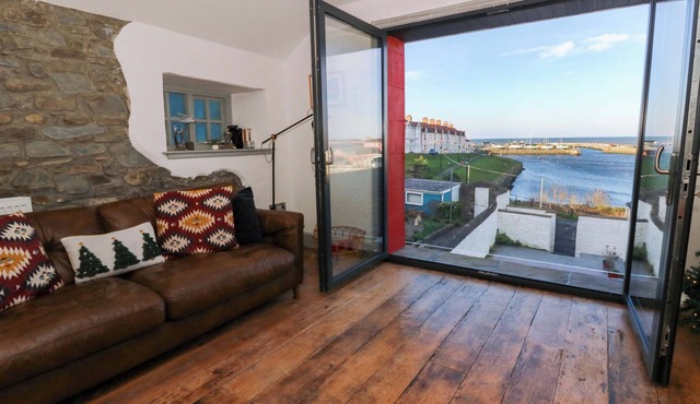 ISLAND HOUSE, pet friendly, character holiday cottage in Aberaeron