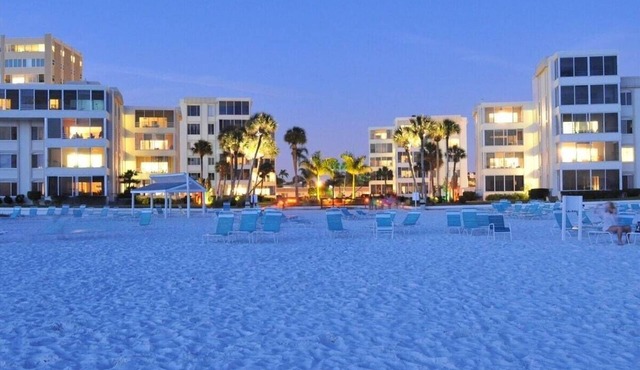 Island House Resort - Waterfront 2-bedroom condo directly on Siesta Key Beach!