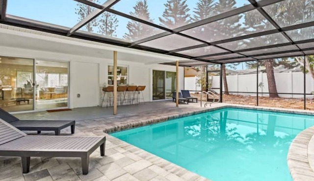 Island life, Heated pool, Top Beaches, Fort De Soto, Downtown dining & shops!