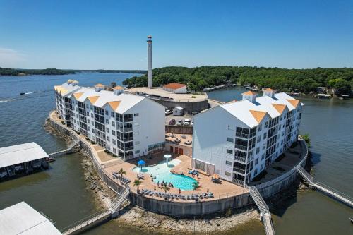 Island Life! Pool, Grilling Patio & Amazing Views!