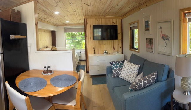 Island Life Studio Central to all! Steps from your Door to Phillips Park!