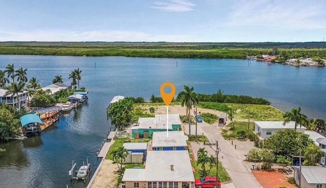 Island life! Waterfront 1br/1bth w/ dock and kayaks - pet friendly