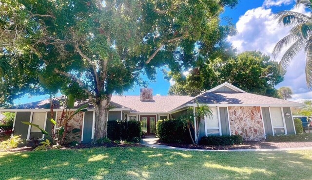 Island living, steps to your own private beach! Beautiful home sleeps 6-8.