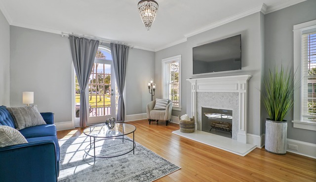 Island Luxury and Location! Between Downtown and the Beach