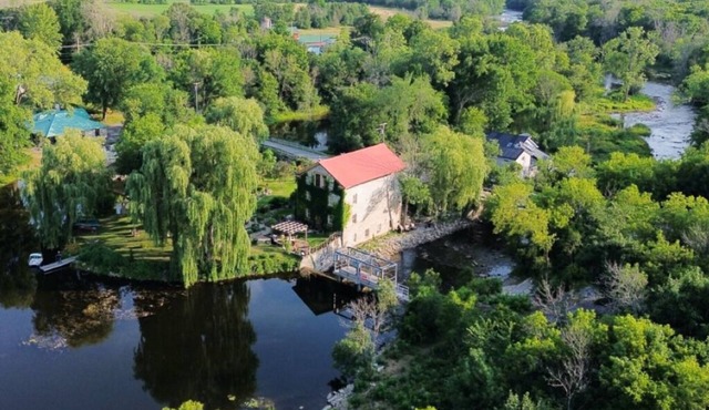 ISLAND MILL GETAWAY-THE WATERFALL RETREAT-PRIVATE ENTRANCE-HOT TUB-BOATS-BIKES