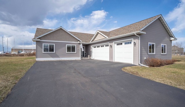 ISLAND OASIS - Immaculate & Newer 3BR/3BA home + GAME ROOM. Ice Fishing/Skiing+