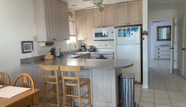 Island Oasis - NON SMOKING Top Floor Apartment located downtown with Gulf Views!