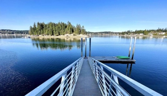 Island Oasis-Waterfront w/Dock, Kayaks & SUP Board