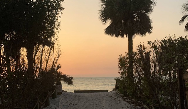 Island Paradise: Steps to Private Gulf Beaches, Pools, Hot Tub & Golf Cart ALL