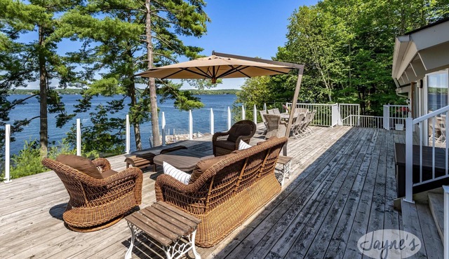 Island Property on Lake Muskoka! 4brdm, 3 bath! Best Internet! SUP, Kayak