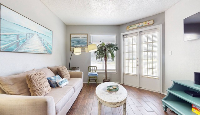 Island retreat-1st floor condo w/shared pool & hot tub – one block to the beach