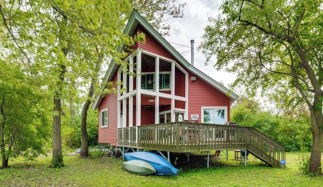 Island Retreat on Pistakee Lake: Deck & Gas Grill!
