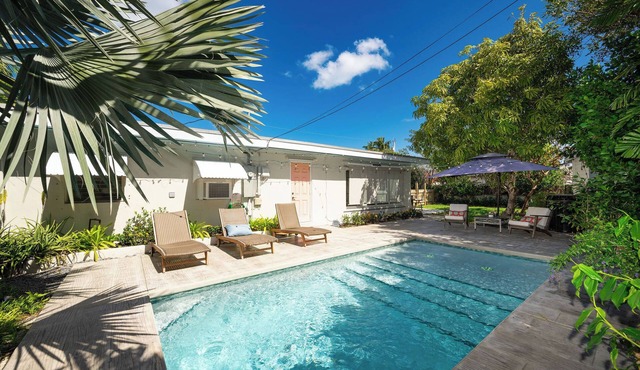 ISLAND SANCTUARY KEY WEST - 3 Bedroom/2 Bathroom with Pool and Parking!