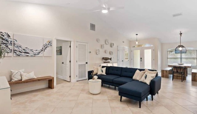 Island Surf Beach House: 4B/2.5B House Close To Beach and Downtown Cocoa Beach
