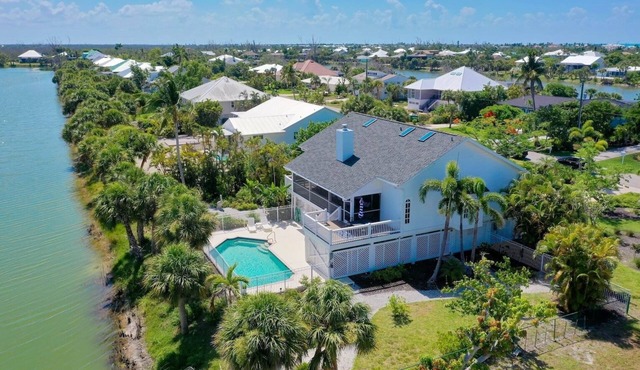 Island time. 10 min walk to beach, heated pool, wide water views. Pet friendly!
