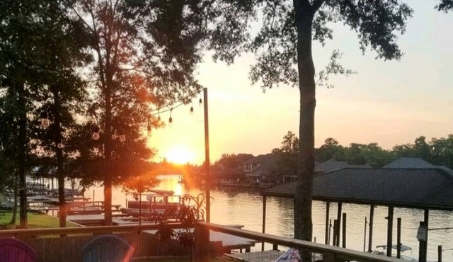 "Island Time" Riverfront cottage