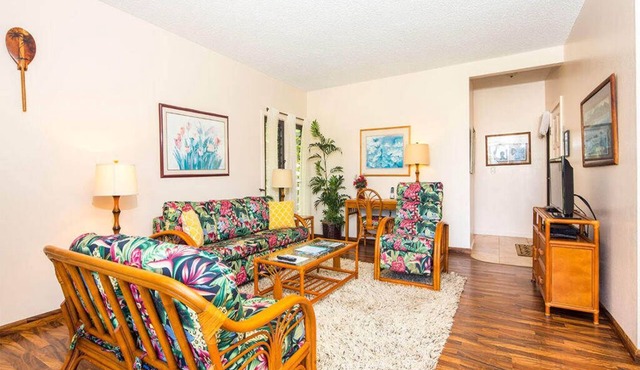 Island Touches w/Modern Kitchen, Wood Floors, Lanai, Flat Screen, WiFi–Kaha Lani 203