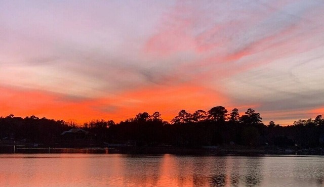 Island Trail's Sunset Cottage on Beautiful Lake Murray - Now with King Size bed!