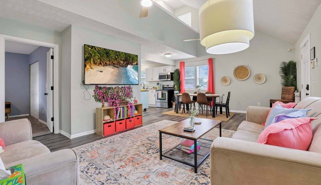 Island Vibes- 2 Blocks from Lake +Hot Tub