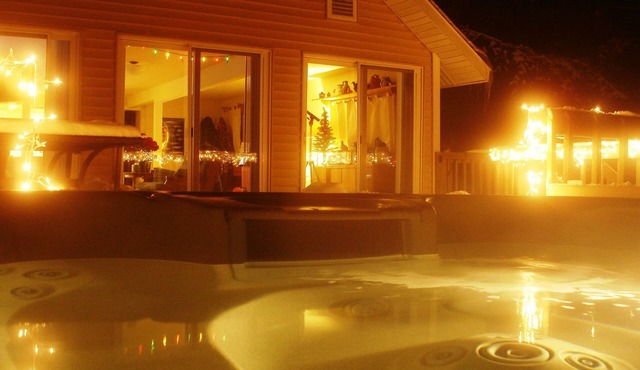 Island View Hideaway- Hot Tub, Nearby Skiing, Peaceful, Scenic, Birds, Nature!