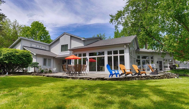 Island View: "Lakeside Luxury and Family Reunion Friendly!"