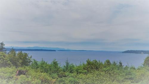 Island View-Spectacular view of Puget Sound and the Famous Sporting Event Mountains