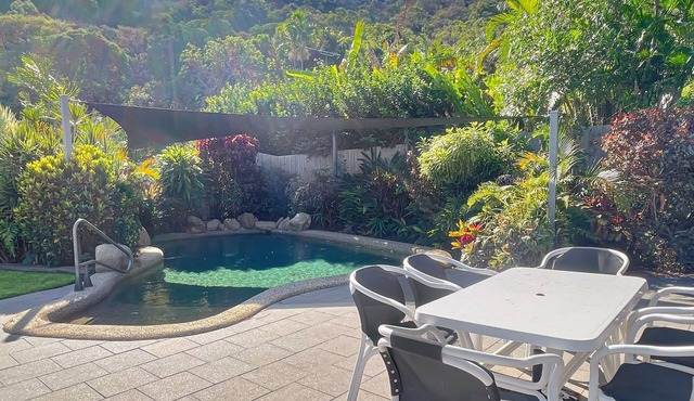 Island View Unit 2 - Renovated, modern and across the road from Geoffrey Bay Beach