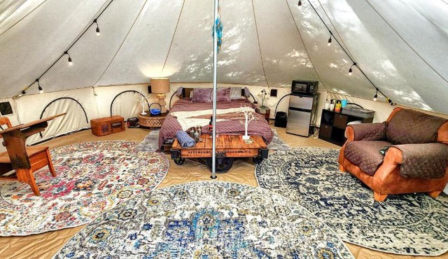 Island Waterfront Glamping - HotTub, Boat, Pet Friendly