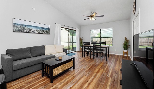 Islander Oasis: 2 Bed/1 Bath Cottage Retreat - Pet-friendly!