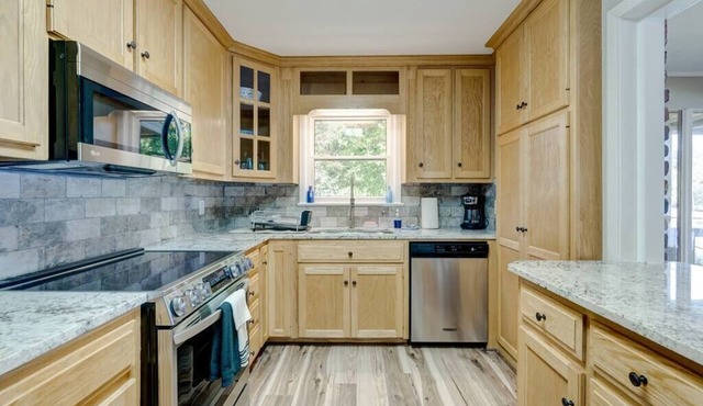 IslandTime! 6 Br/3Ba with your own private island!