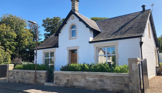 ISLAY House, Comfortable home- private garden, in quiet village, near Edinburgh