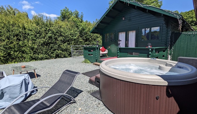 Isle of Anglesey - cute dog friendly cosy cabin with dedicated EV charging