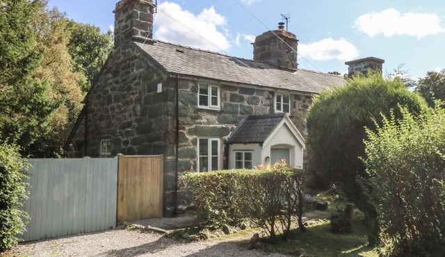 ISLWYN, pet friendly, with open fire in Bala