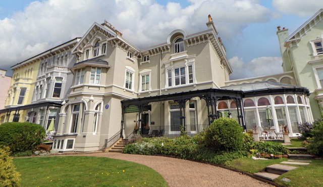 ISMAY LOUNGE APARTMENT- TITANIC INTEREST in Waterloo, Merseyside