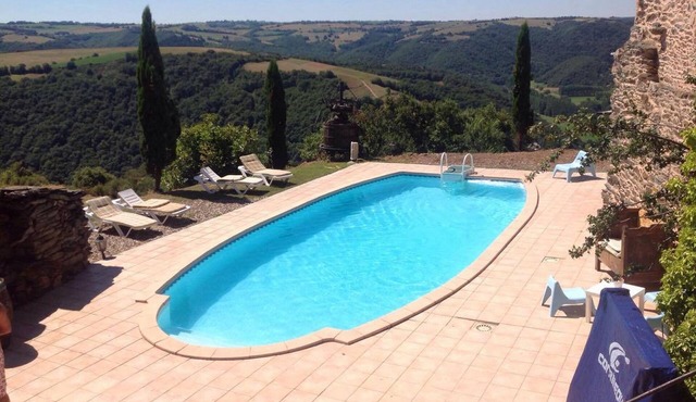 Isolated character house with 12-person swimming pool, 30 minutes from Albi.