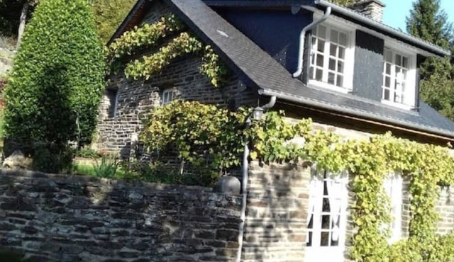Isolated cottage in the Mont-Saint-Michel mountains. Dogs welcome.