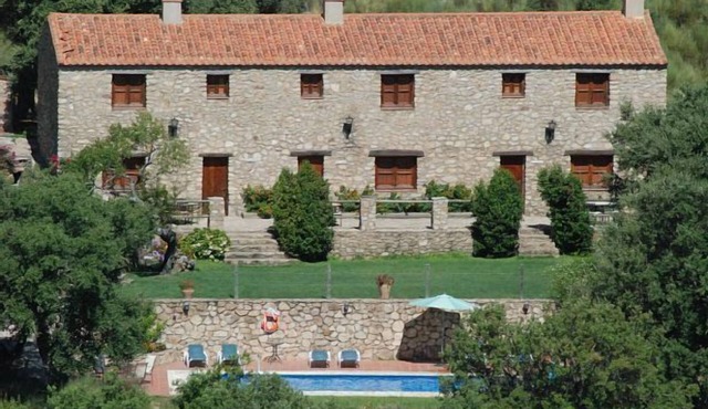 Isolated rural house with private pool, garden, terrace and barbecue.