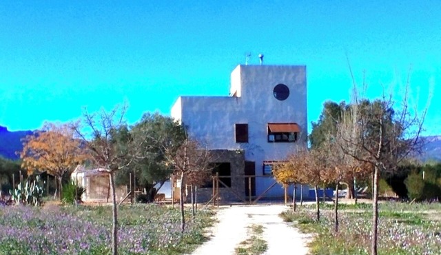 Isolated house 3km from Moratalla. Disconnect.
