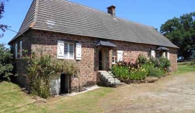 Isolated house with fireplace, pets allowed, near historical sites